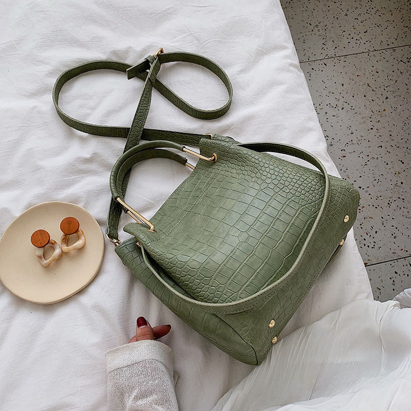 Rares תיק צד דמוי עור בטקסטורה