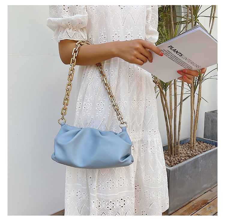 Shay תיק באקט דמוי עור עם שרשרת