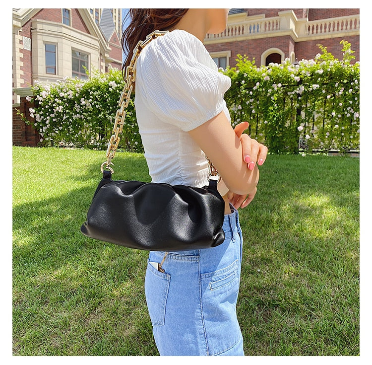 Shay תיק באקט דמוי עור עם שרשרת