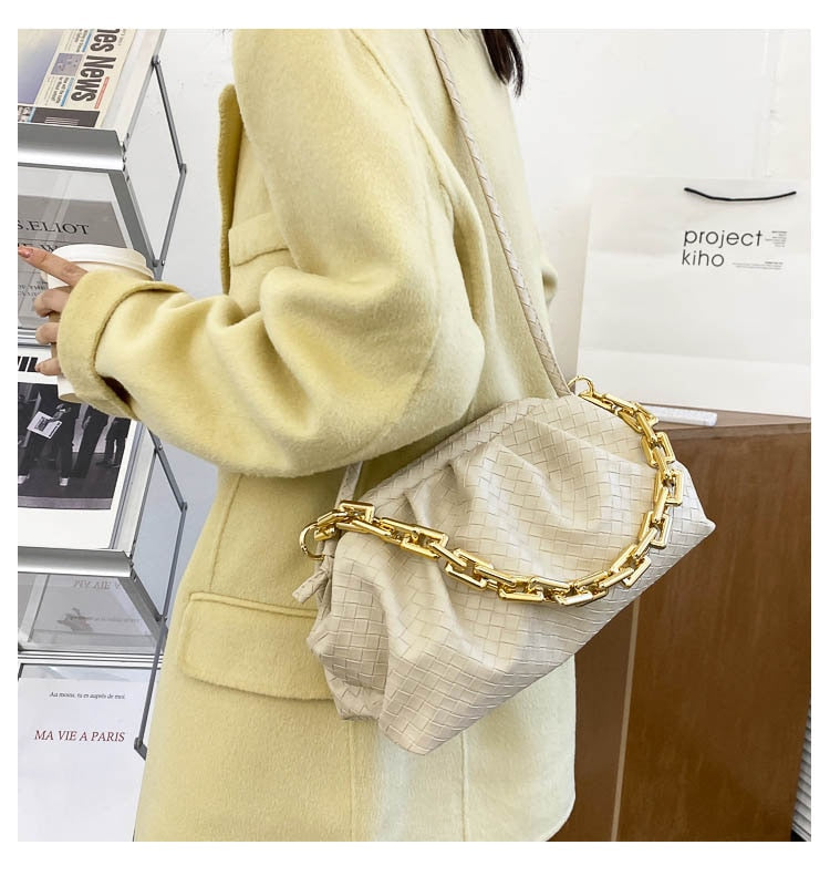 Uriel תיק באקט דמוי עור עם שרשרת